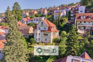 Grün und stadtnah wohnen: Stilvolles Einfamilienhaus mit parkähnlichem Garten und Ausbaupotential