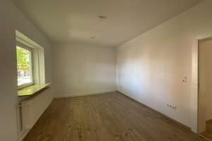 Renovierte 3-Zimmer-Wohnung mit Wanne und Dusche in Wilhelmshaven City zu sofort! – Kolberger Straße 26, 26382 Bant, Wilhelmshaven – Vorschaubild 1