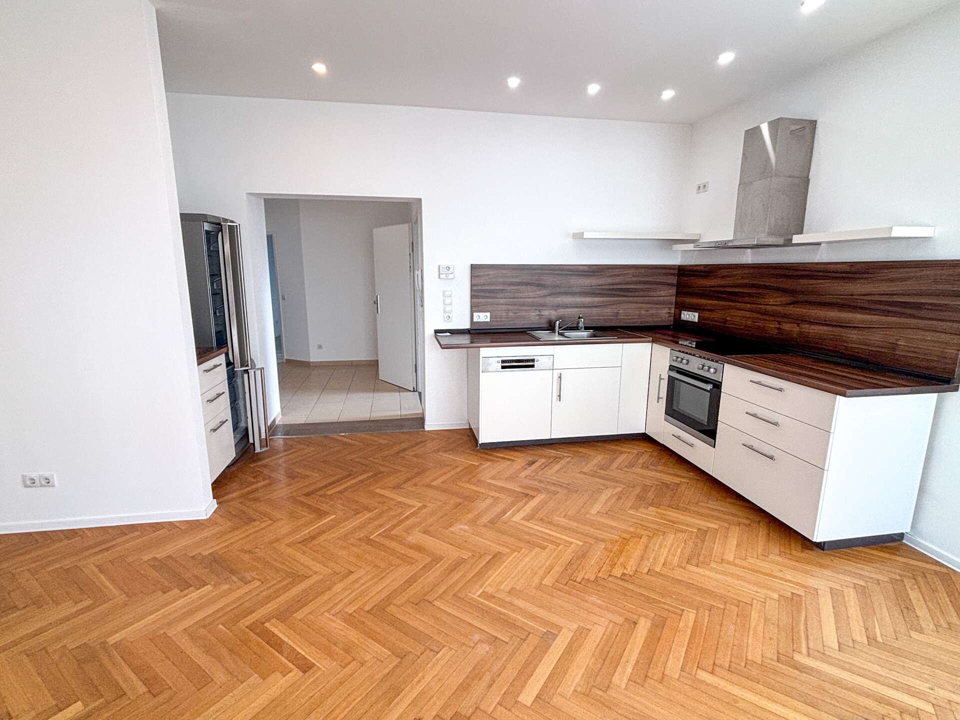 Immobilie in Wirges - Einziehen & genießen: Modernisiertes Zweifamilienhaus mit Photovoltaikanlage, Garage und Terrasse - Bild 3