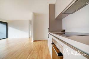 Große und helle 2 Zimmer Wohnung mit 2 Balkons, ca. 67 m²,  EBK und Concierge in Mitte