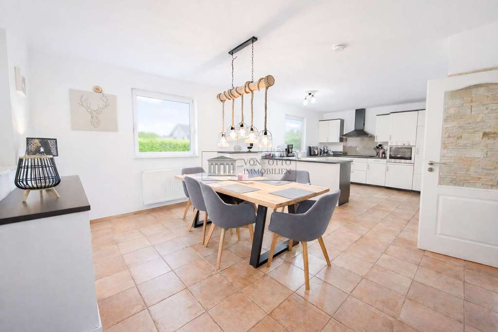 Immobilie in Toppenstedt - Einfamilienhaus mit Kamin, Südterrasse & Dachboden - Bild 2