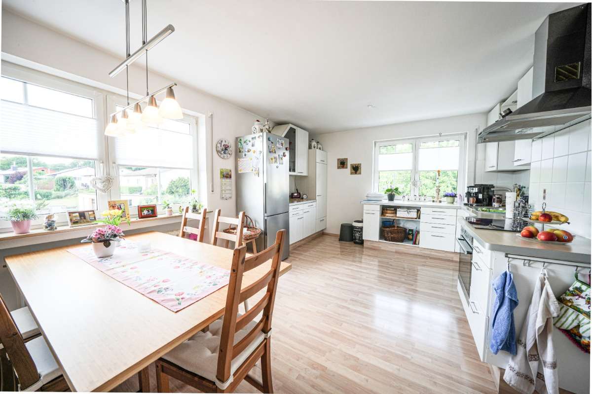 Immobilie in Poppenhausen - Sehr gepflegtes, freistehendes Mehrfamilien- / Generationenhaus, zur Eigennutzung und Kapitalanlage - Bild 2