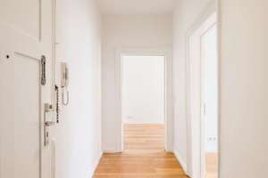 Lichtdurchflutete 2-Zimmer-Altbauwohnung mit Charme und Südbalkon am Zenettiplatz – Die vollständige Adresse der Immobilie erhältst du vom Anbieter., 80337 Am Schlachthof, München – Vorschaubild 2