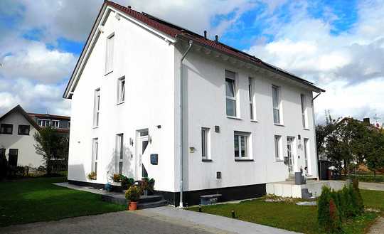 Doppelhaushälfte in massiver Einstein-Qualität – Ihr neues Zuhause in Neckartailfingen.