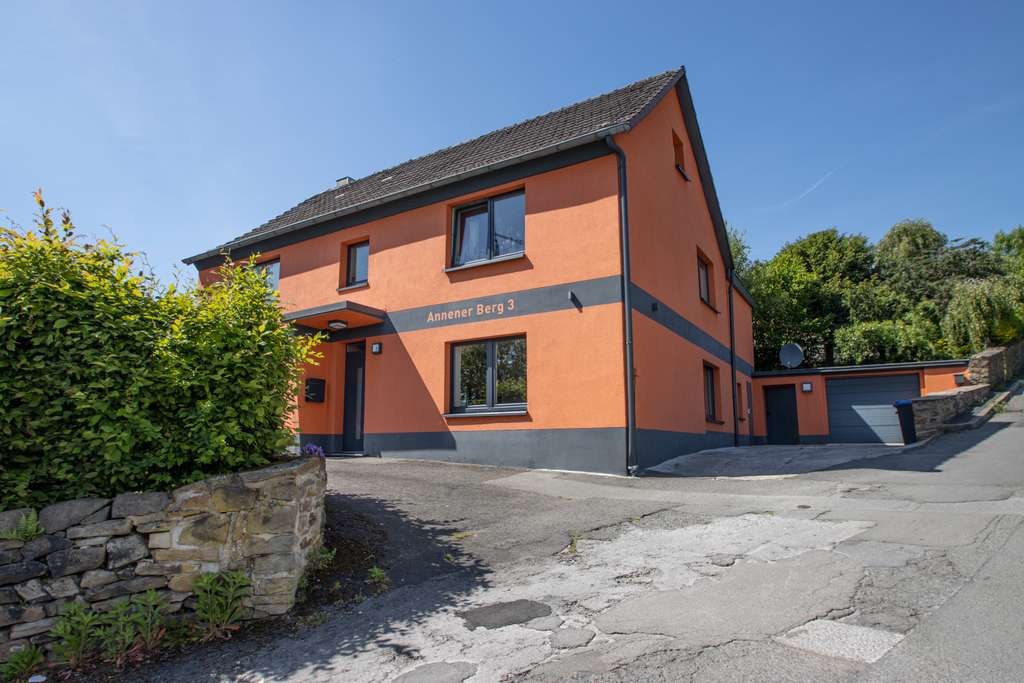 Teilmodernisiertes Zweifamilienhaus mit Garage und Stellplatz auf 566 m² Grundstück