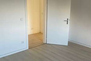 3 NKM frei bei Anmietung ! Schöne renovierte 3 Zimmer Dachgeschoss Wohnung in Duisburg zu vermieten – Beecker Str. 252, 47167 Alt-Hamborn, Duisburg – Vorschaubild 2
