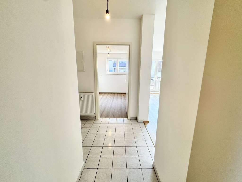 Immobilie in Schwalbach - Helle 2-Zimmer-Wohnung mit zwei Balkonen in zentraler Lage von Schwalbach - für Eigennutzer & Kapita - Bild 4