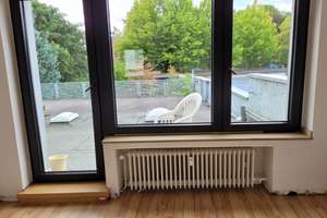 In 2020 Modernisierte Wohnung mit vier attraktiven Zimmern und begehbarer Dachterrasse in Viersen.