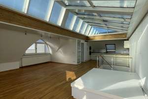 Eigentumswohnung im Maisonette-Stil mit Glasverdachung – Blick auf die Elbhänge