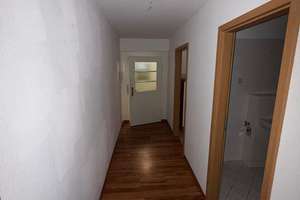 Großzügige 2-Zimmer mit neuem Laminat, EBK, Wannenbad & Balkon in ruhiger Lage! – Zschopauer Platz 5, 9126 Bernsdorf, Chemnitz – Vorschaubild 9