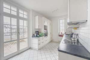 STILVOLLE 3 ZIMMER WOHNUNG MIT SONNENBALKON IN CHARMANTER GRÜNDERZEITVILLA AUF EINEM PARKGRUNDSTÜCK – Bahnhofstraße 25, 1259 Leuben (Stadtteil), Dresden – Vorschaubild 4