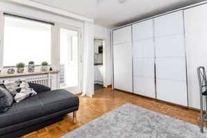 Gepflegte, möblierte 1-Zimmer-Wohnung mit Balkon und EKB in der Nähe des Maschsees – Alte Döhrener Straße 36, 30169 Hannover – Vorschaubild 1