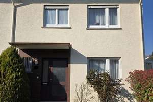 Familienfreundliches Reiheneckhaus mit Garten, Balkon und Garage in Wiesbaden-Freudenberg – Die vollständige Adresse der Immobilie erhältst du vom Anbieter., 65201 Dotzheim, Wiesbaden – Vorschaubild 1