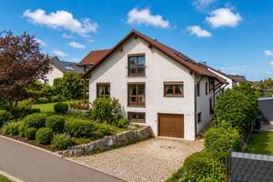 Großzügiges Einfamilienhaus mit Traumgarten, Garage & viel Platz für die ganze Familie
