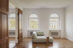 Altbauklassiker mit Enfilade, Dielen, Kachelöfen und weitem Blick über Kreuzberg – Gneisenaustraße 16, 10961 Kreuzberg, Berlin – Vorschaubild 1