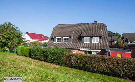 Freistehendes 2-Familienhaus nebst Garage