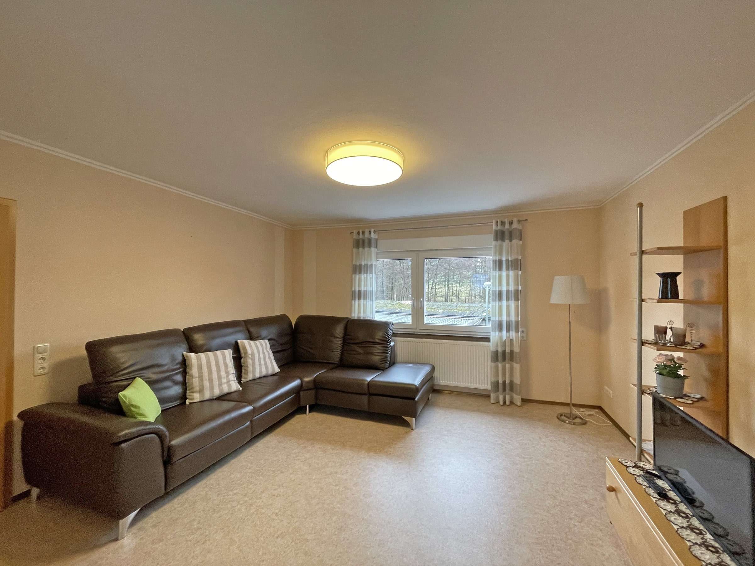 Immobilie in Hosenfeld - EINZIEHEN UND WOHLFÜHLEN – Schmuckes Ein-/Zweifamilienhaus mit großem Grundstück - Bild 2