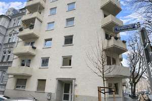 Renovierte & helle 2-Zimmerwohnung mit Balkon und Fahrstuhl in der Mitte Wiesbadens!