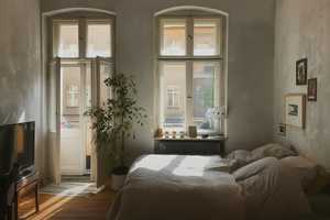 Stilvolle 3,5-Raum-Wohnung mit EBK, W-Bad mit Fenster, Balkon in Nord-Neukölln – Stuttgarterstraße 58, 12058 Berlin – Vorschaubild 1
