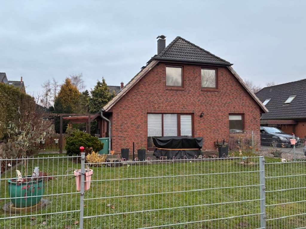 Immobilie in Stralendorf - Einfamilienhaus in ruhiger Randlage mit gemauerten Kaminofen und massiver Garage - Bild 0