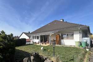 Gedern: Charmanter Bungalow mit Einliegerwohnung und idyllischem Garten – Wetteraukreis – Vorschaubild 1