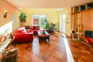 Sofort wohlfühlen: 2 Familienhaus mit großem Garten und Doppelgarage in München – München – Vorschaubild 2