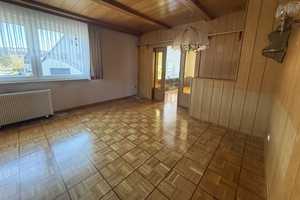 Gepflegtes Einfamilienhaus mit großzügigem Anbau und Garagen in zentraler Ortslage – Steinmetzstraße 2, 35713 Lahn-Dill-Kreis – Vorschaubild 4