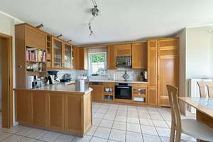 ATTRAKTIVE DOPPELHAUSHÄLFTE AUF 511 M² GRUNDSTÜCK - FAMILIENFREUNDLICH MIT PLATZ AUF 4 EBENEN – Die vollständige Adresse der Immobilie erhältst du vom Anbieter., 50859 Weiden, Köln – Vorschaubild 4