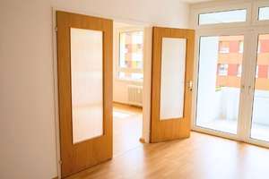 Komfortabel wohnen: Helle Räume, Balkon und perfekte Infrastruktur für Familien – Julius-Leber-Straße 7, 38228 Lebenstedt, Salzgitter – Vorschaubild 2