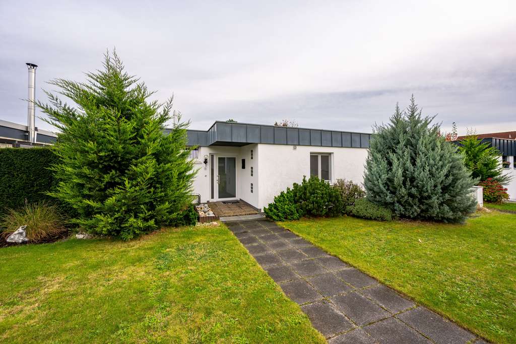 Barrierefreier Bungalow in Köln-Rondorf. Modernisiertes Wohnen mit Garten und Sauna.