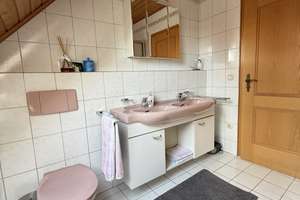 Großzügiges Zweifamilienhaus mit Traumgarten und Doppelgarage in Neuburg/Heinrichsheim – Die vollständige Adresse der Immobilie erhältst du vom Anbieter., 86633 Neuburg an der Donau – Vorschaubild 32