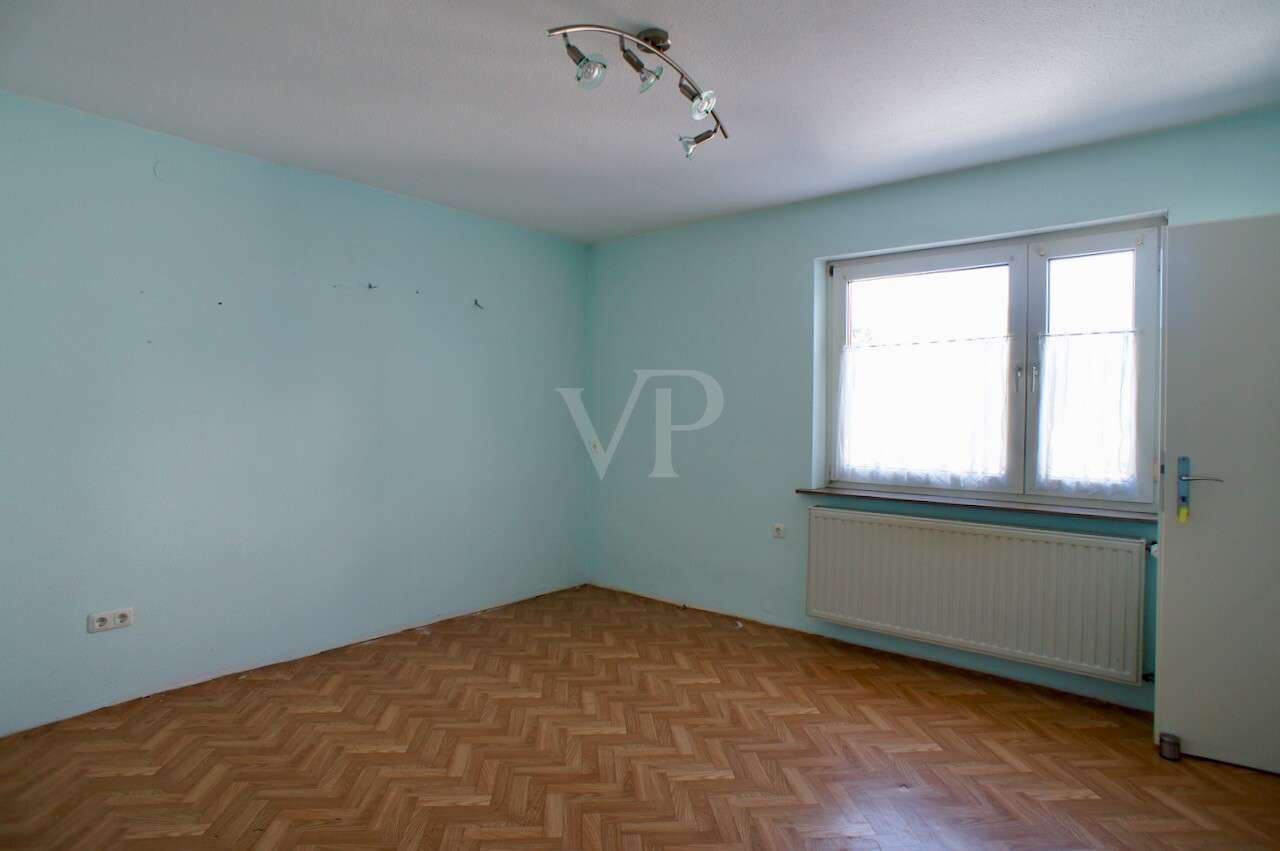 Immobilie in Contwig - Großzügiges Wohnhaus mit Garten und zwei Garagen in verkehrsgünstiger Lage in Contwig - Bild 0