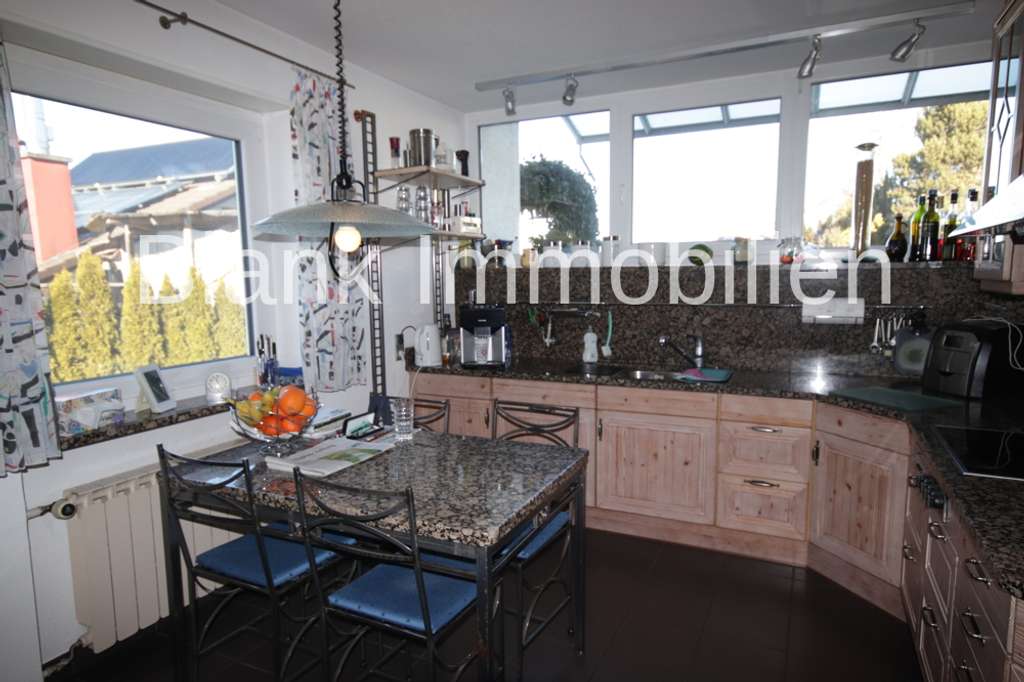 Immobilie in Durach - Einfamilienhaus mit Einliegerwohnung, Balkon, Terrasse, Garagen, Garten und Bergblick - in Durach - Bild 2