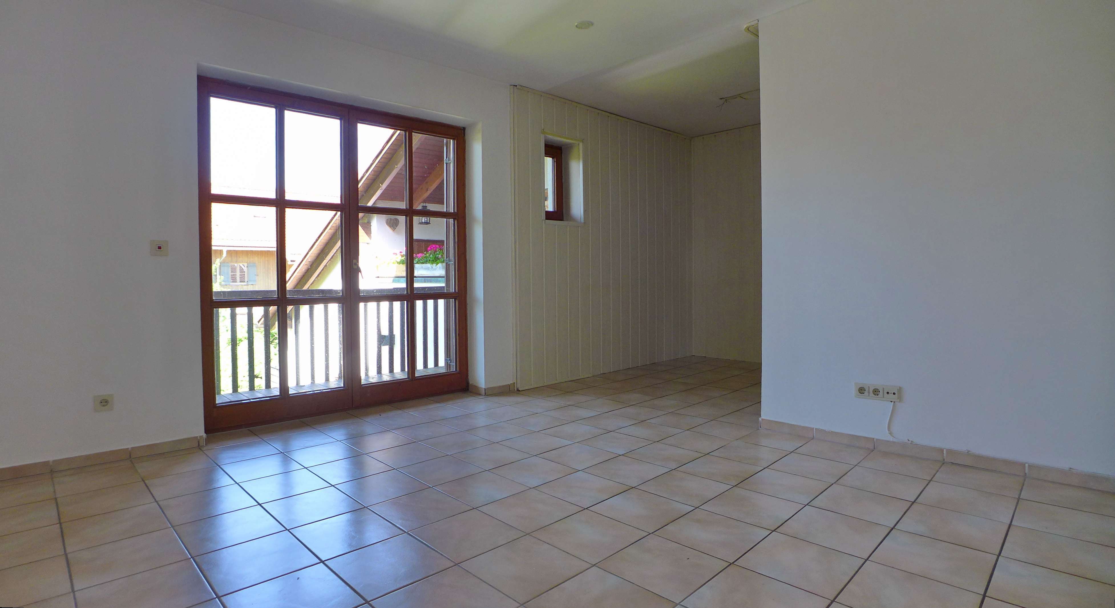 Immobilie in Waakirchen - Wohnen auf 2 Ebenen - 4 Zi. inkl. einem zusätzl. Hobbyraum im schon ausgebauten Dachgeschoss ~ - Bild 0