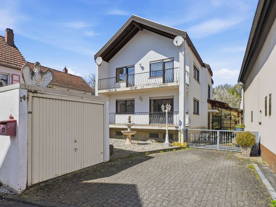 Außenansicht mit Hof und Ga...