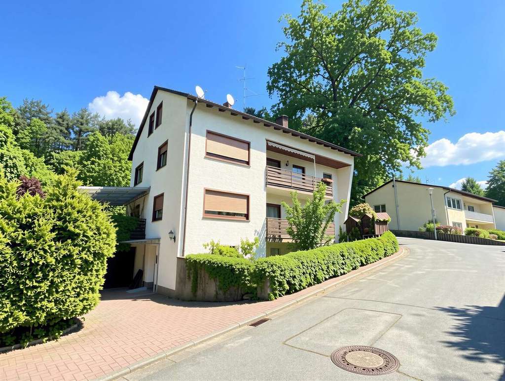 Immobilie in Bad König - Gepflegtes Zweifamilienhaus in direkter Waldlage mit unverbaubarer Aussicht in Bad König/OT - Bild 0
