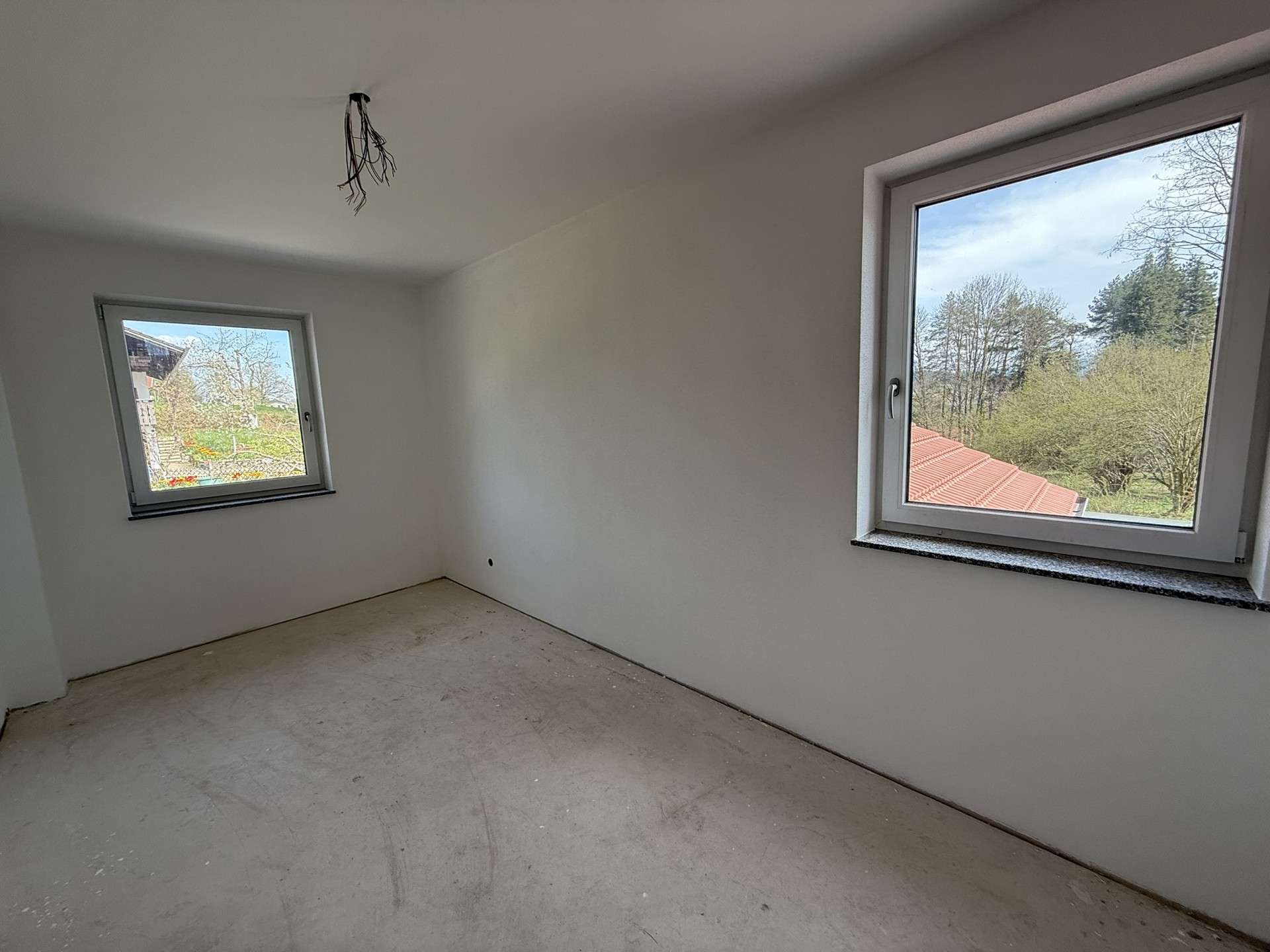 Immobilie in Bad Endorf - Neubau-Doppelhaushälfte in unverbautem Ortsrand mit Südhang und Bergblick - Bild 0