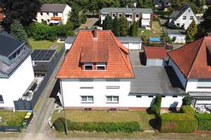 HAMBURGER DREIFAMILIENHAUS MIT 12 GARAGEN, LAUFENDEN MIETEINNAHMEN UND ENTWICKLUNGSPOTENZIAL! – Die vollständige Adresse der Immobilie erhältst du vom Anbieter., 21147 Hausbruch, Hamburg – Vorschaubild 2