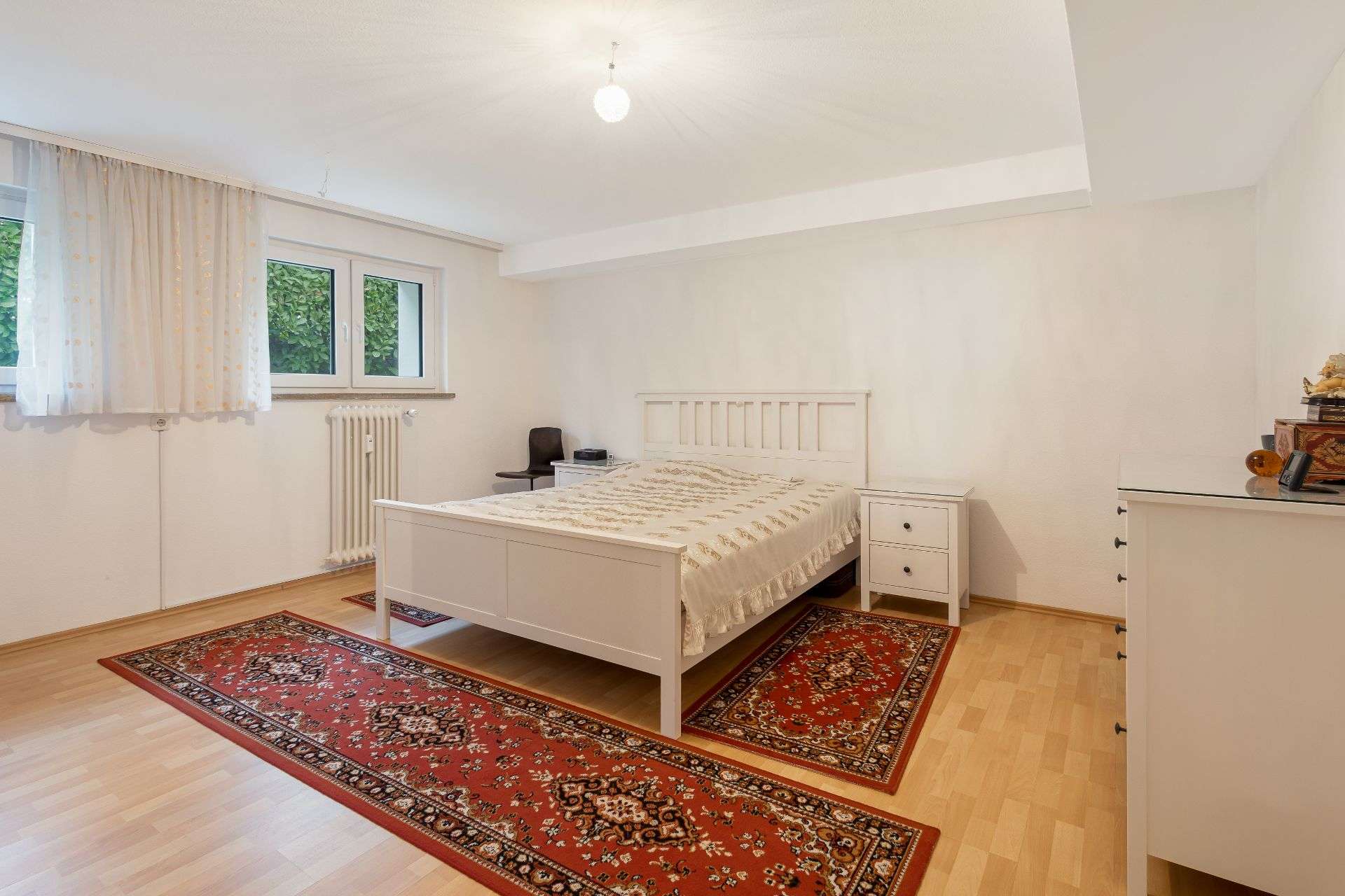 Immobilie in Schwalbach - Wohnen und Investieren: Saniertes Mehrfamilienhaus in attraktiver Feldrandlage in Schwalbach/Ts. - Bild 1