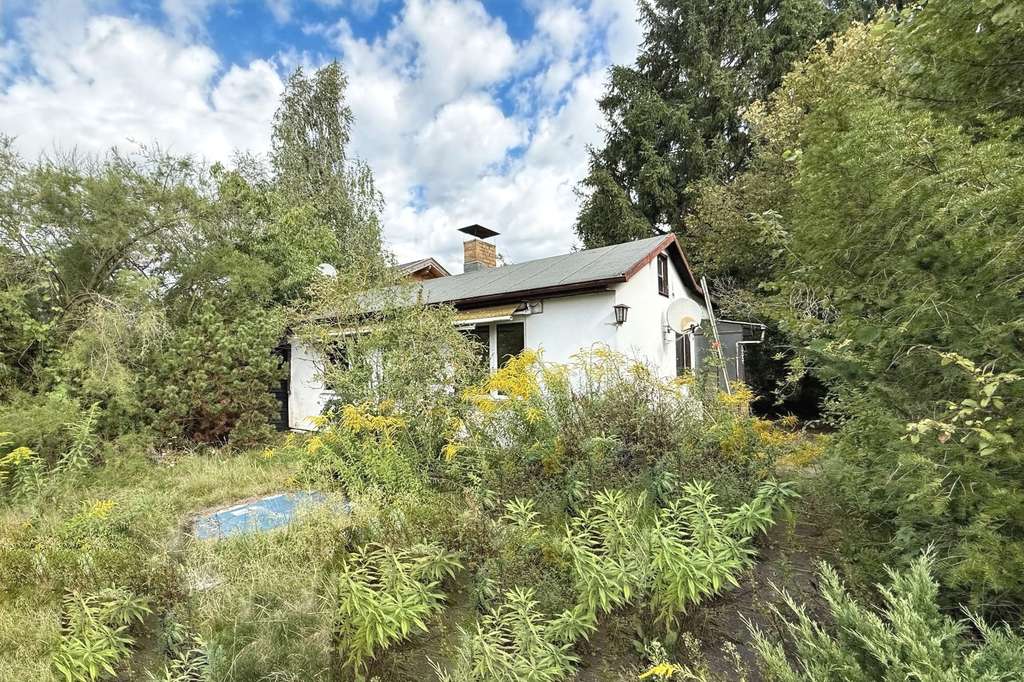 Vollerschlossenes Baugrundstück mit Altbestand 
