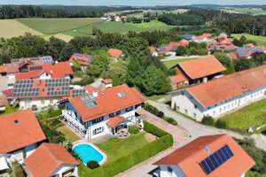 Ein Haus wie ein Versprechen – Einfamilienhaus im Landhausstil mit Fernsicht und Raum zum Durchatmen – Die vollständige Adresse der Immobilie erhältst du vom Anbieter., 84494 Niederbergkirchen – Vorschaubild 3