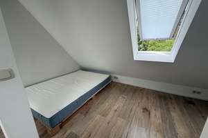 Möbliertes Dachgeschoss-Apartment mit ca. 30 m² in direkter Stadionnähe – Alter Militärring 15, 50933 Müngersdorf, Köln – Vorschaubild 2