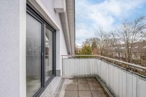 AIGNER - Neuwertiger Dachgeschosstraum mit sonnigen Süd-Balkon in Trudering – Die vollständige Adresse der Immobilie erhältst du vom Anbieter., 81825 Gartenstadt Trudering, München – Vorschaubild 4