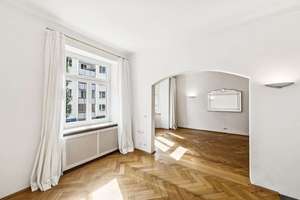 Schwabing-West: Altbauwohnung mit Balkon