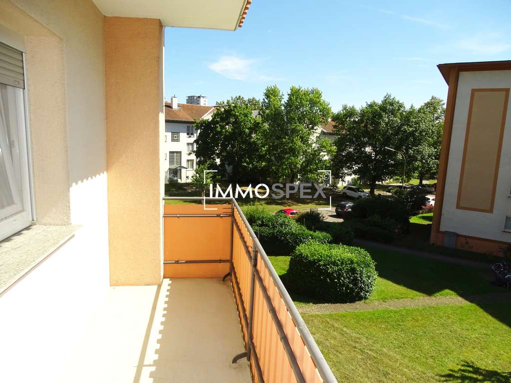 Renoviert: Sonnige 2-Zimmer-Wohnung, Balkon, Aufzug, Garage und Stellplatz