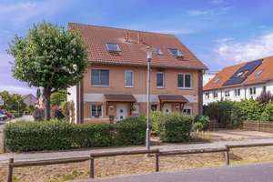 Großzügige Doppelhaushälfte in familienfreundlicher Lage von Berlin-Staaken – Die vollständige Adresse der Immobilie erhältst du vom Anbieter., 13591 Staaken, Berlin – Vorschaubild 2