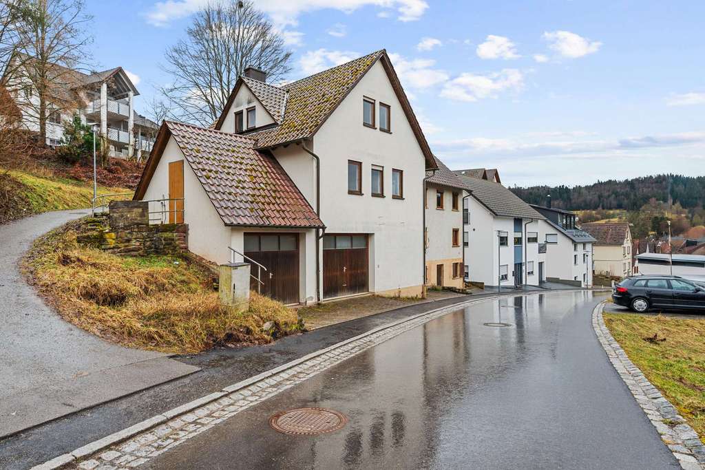 Immobilie in Ebhausen - Großzügige 4-Zimmer-Wohnung mit 20 m² Sonnenbalkon & 2 Garagen – Wohnkomfort pur - Bild 0