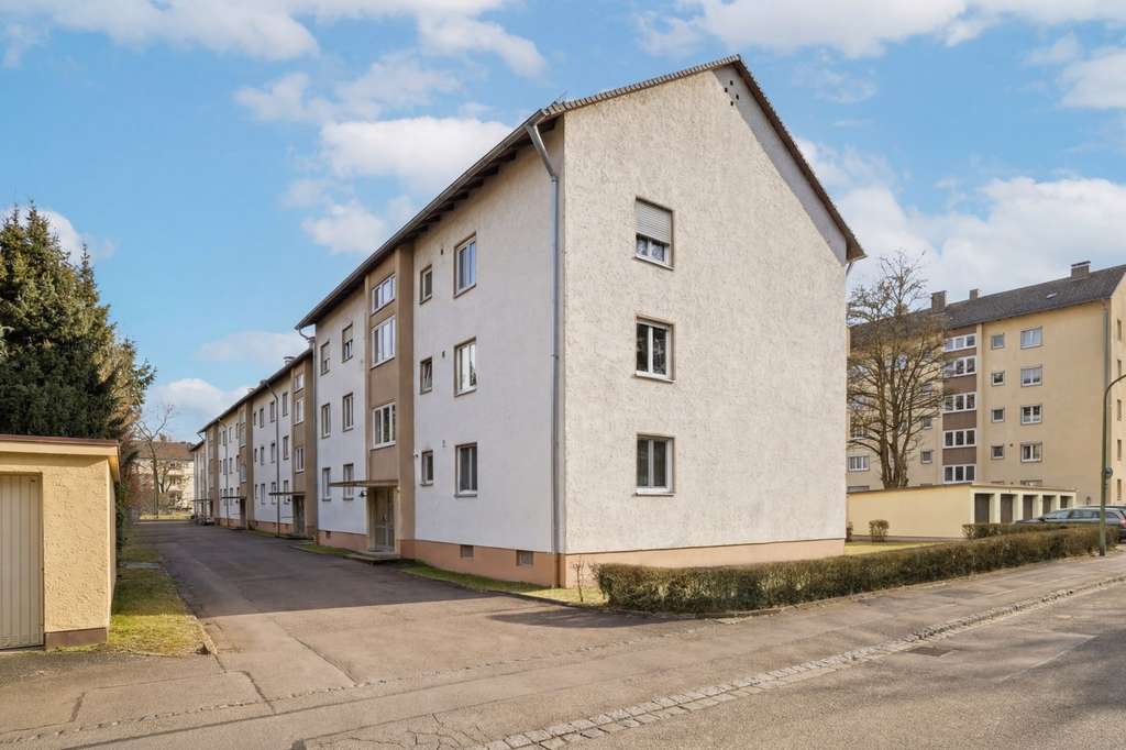 Immobilie in Augsburg - Vermietete 3-Zimmer-Wohnung mit Balkon in Augsburg-Göggingen mit Erbbaurecht - Bild 0