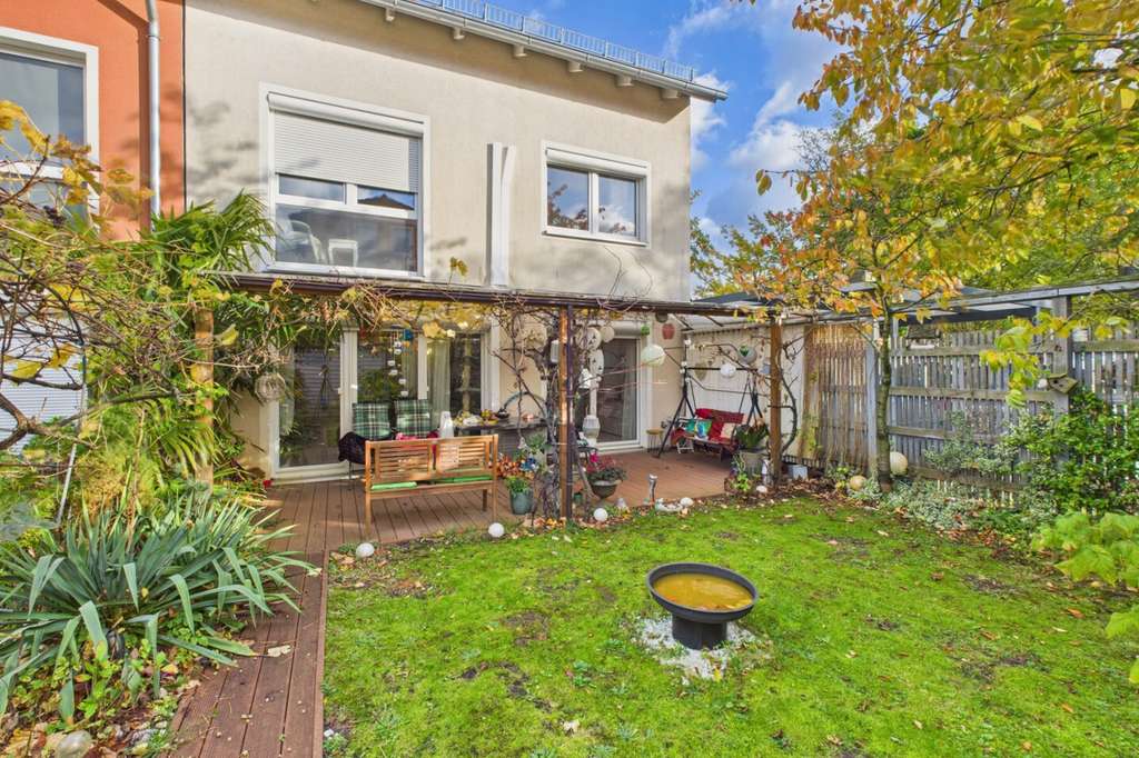 Helles Reihenendhaus mit viel Platz, Carport und westlich ausgerichteter Terrasse