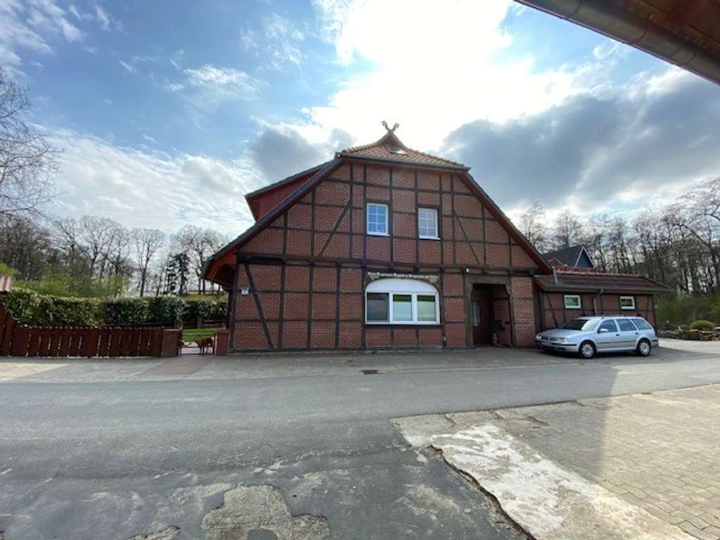 Immobilie in Bergen - Voll vermietetes Fachwerkhaus mit 3 Wohnungen, 2012 und 2016 modernisiert,  Bergen-OT Dohnsen - Bild 1